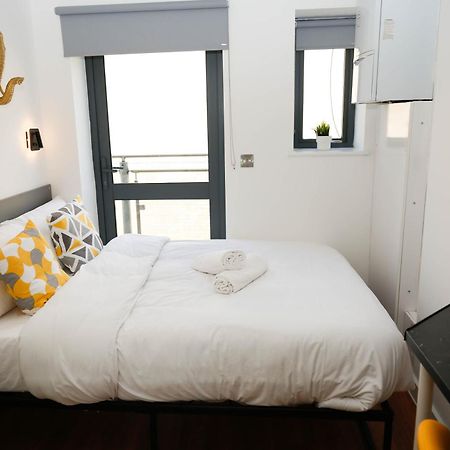 New Luxury Apartments In Central Location Next To Shops, Cafes, Bars & Metro London Exteriör bild