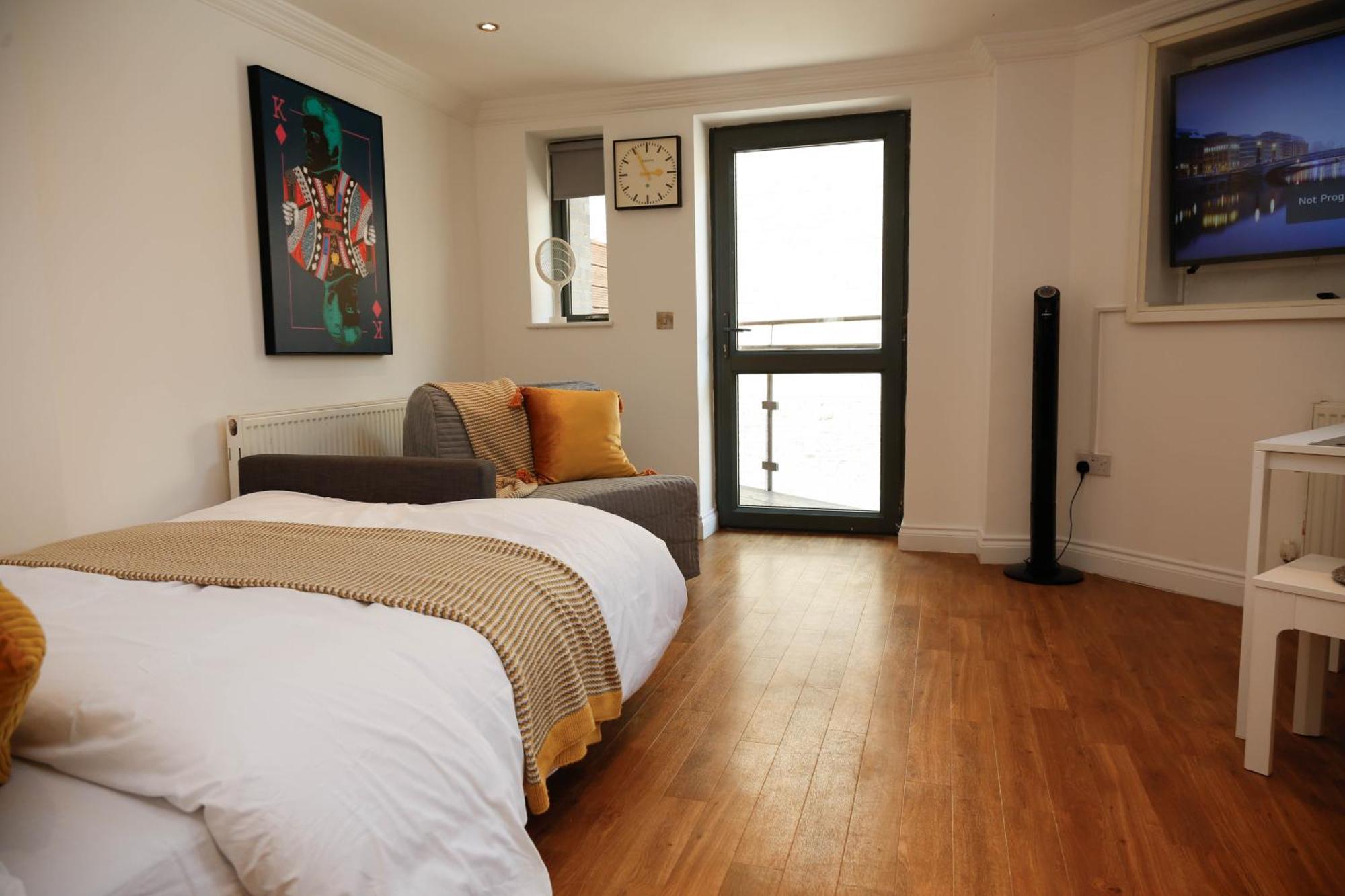 New Luxury Apartments In Central Location Next To Shops, Cafes, Bars & Metro London Exteriör bild